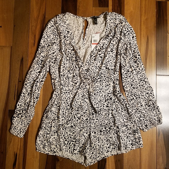 🌟🆕Jessica Simpson Animal Print Romper / Jumpsuit - Picture 1 of 5